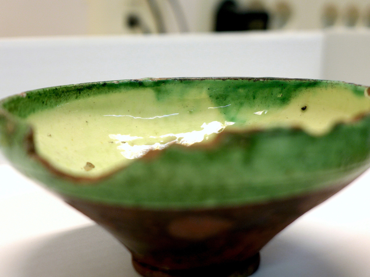Nærbillede af Rørosskålens grønne kobberkant. Rørosmuseet, RMU. 105 - Skål. Tr. Keramikk
