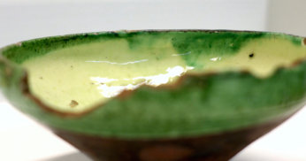 Nærbillede af Rørosskålens grønne kobberkant. Rørosmuseet, RMU. 105 - Skål. Tr. Keramikk