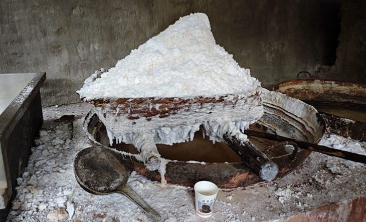 6. Saltet blir tørket i en kurv.jpg