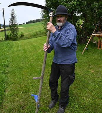 Ola Fjeldet med ljåorv fra Lodvar Mo.jpg