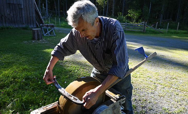 Sliping av ljå ved Åseng på Maihaugen.jpg
