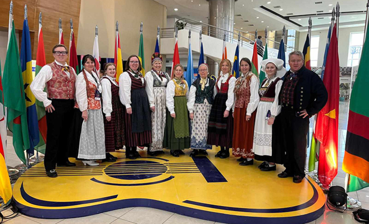 De norske bunadsbrukerne fikk mye oppmerksomhet.jpg