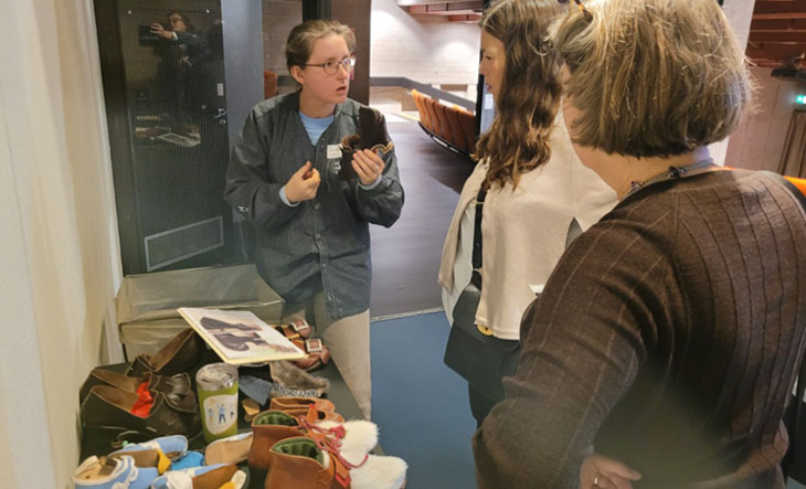 Dina på stand.jpg