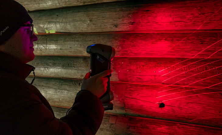 Sivert Christoffer Skålin bruker håndholdt scanner i Fiskerkapellet.jpg