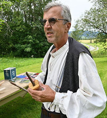 Anders hagen viser beskyttelse på bryne.jpg
